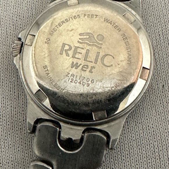 Relic ladíes watch in silver tone with pearl face and rhinestone bezel - Picture 4 of 5